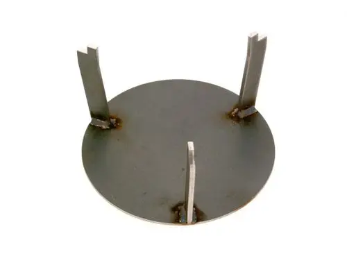 Runder Metalldeckel mit drei vertikalen Halterungen, gefertigt aus Stahl, montiert zur Verwendung in Verbindung mit Bosch-Geräten.
